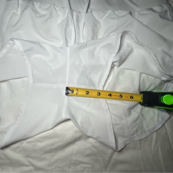 Under Armour Women's White Athletic Shorts XL - Picture 9 of 16